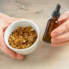 Propolis na dziąsła: Jak stosować bezpiecznie i skutecznie?