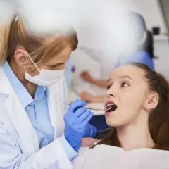 Jak zostać dentystą w Polsce: Ścieżka, zarobki i przyszłość
