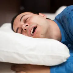 Suchość w ustach w nocy: Czy to objaw choroby? Poznaj przyczyny!