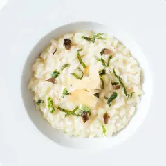 Kremowe risotto z truflami i parmezanem, idealne na białą dietę.