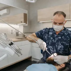 Znieczulenie u dentysty: Ile trwa odrętwienie i jak je skrócić?