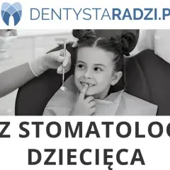 Uśmiechnięta dziewczynka u dentysty. Stomatologia dziecięca NFZ, nawet z możliwością zastosowania narkozy dla komfortu malucha.