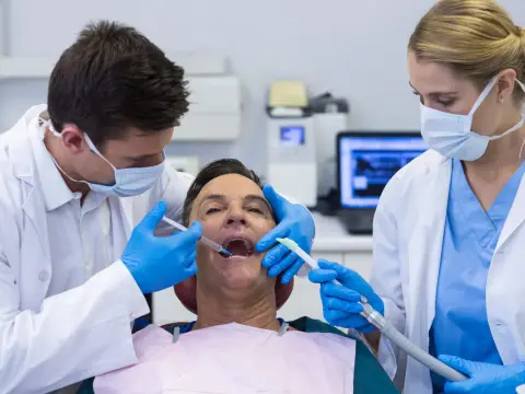Ile trwa znieczulenie u dentysty? Czas działania i bezpieczny powrót.