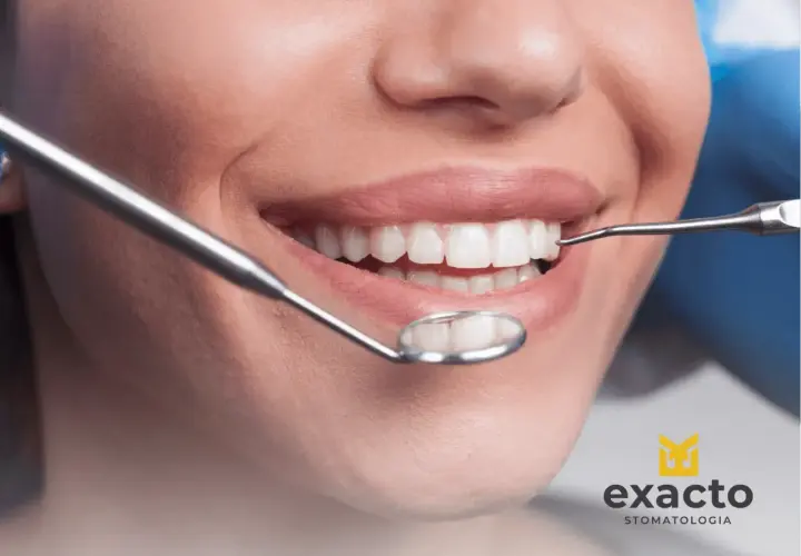 Uśmiechnięta pacjentka podczas wizyty w Exacto Stomatologia. Dentysta bada jej zdrowe zęby.