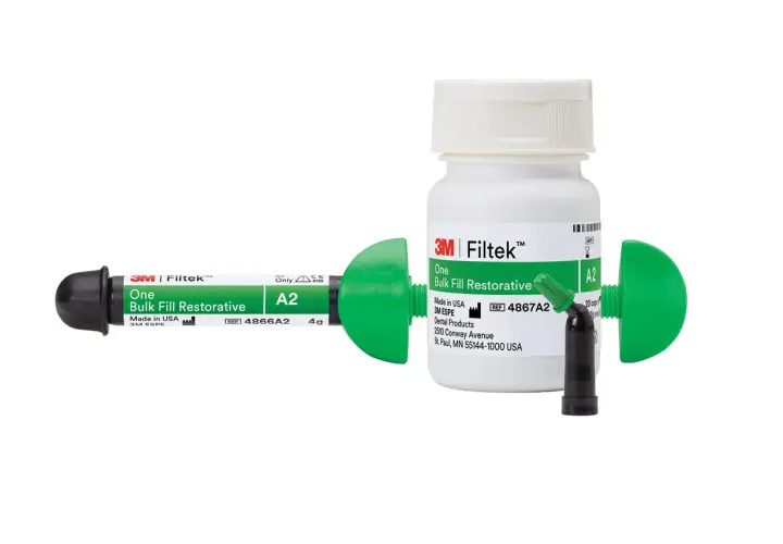 Zestaw 3M Filtek™ One Bulk Fill Restorative w odcieniu A2. Materiał do wypełnień stomatologicznych.