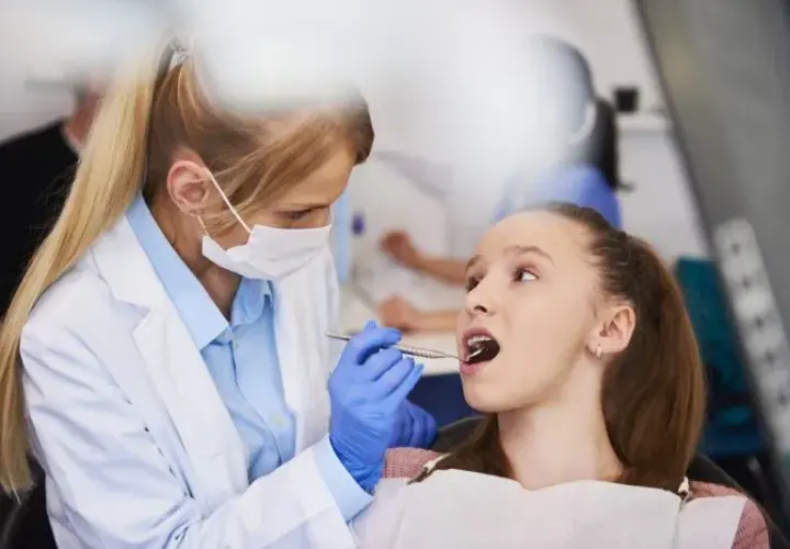 Jak zostać dentystą w Polsce: Ścieżka, zarobki i przyszłość
