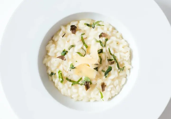 Kremowe risotto z truflami i parmezanem, idealne na białą dietę.
