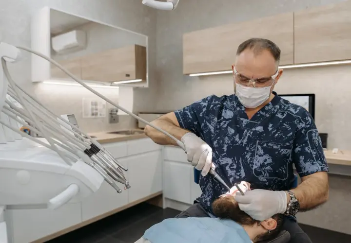 Znieczulenie u dentysty: Ile trwa odrętwienie i jak je skrócić?