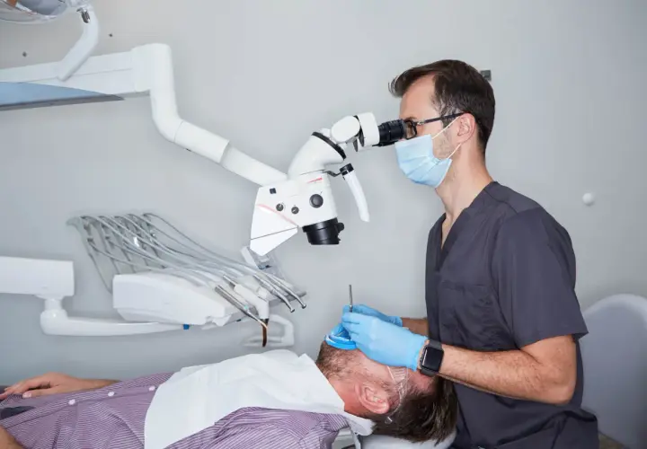 Dentysta czy stomatolog? Jeden zawód, dwie nazwy wyjaśniamy!