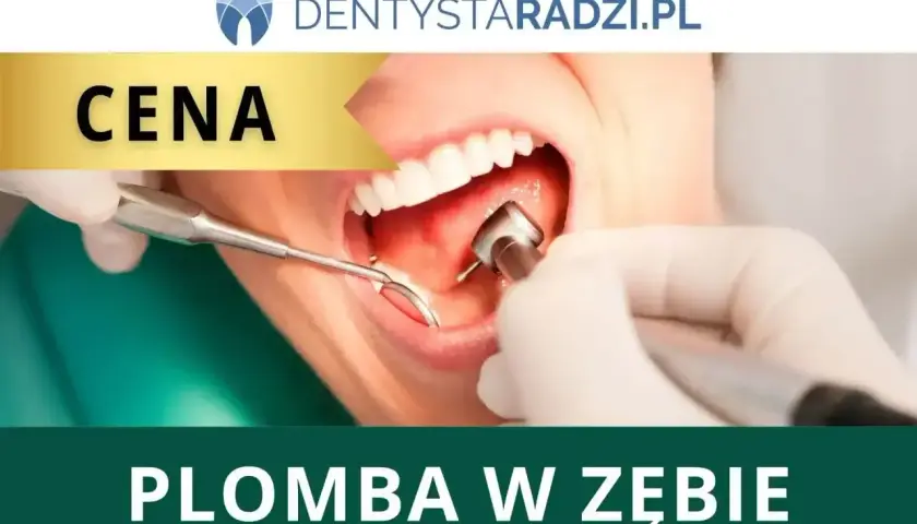 Dentysta zakłada plomba chemoutwardzalna. Widoczne narzędzia stomatologiczne i usta pacjenta.