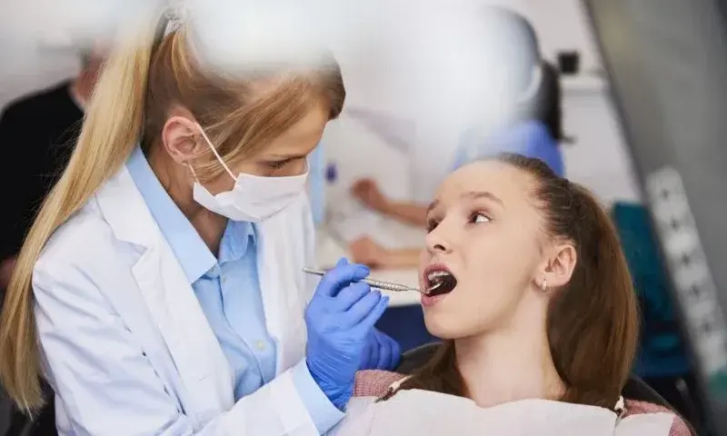 Jak zostać dentystą w Polsce: Ścieżka, zarobki i przyszłość