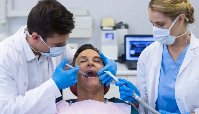 Ile trwa znieczulenie u dentysty? Czas działania i bezpieczny powrót.