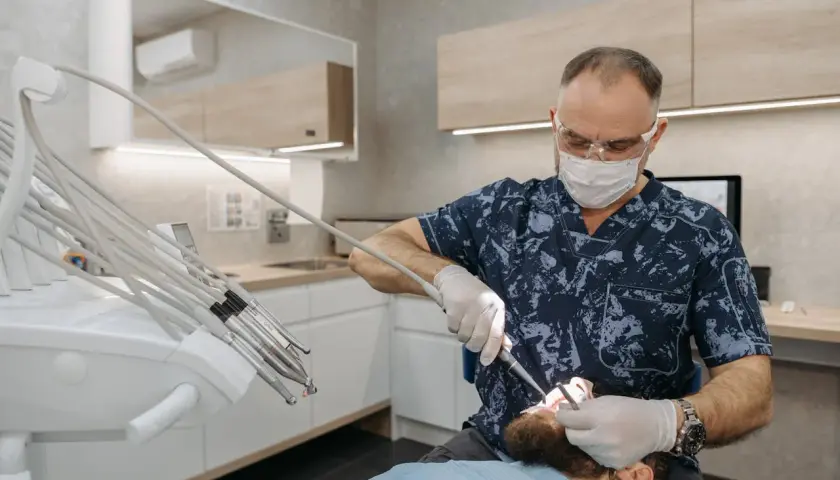 Znieczulenie u dentysty: Ile trwa odrętwienie i jak je skrócić?