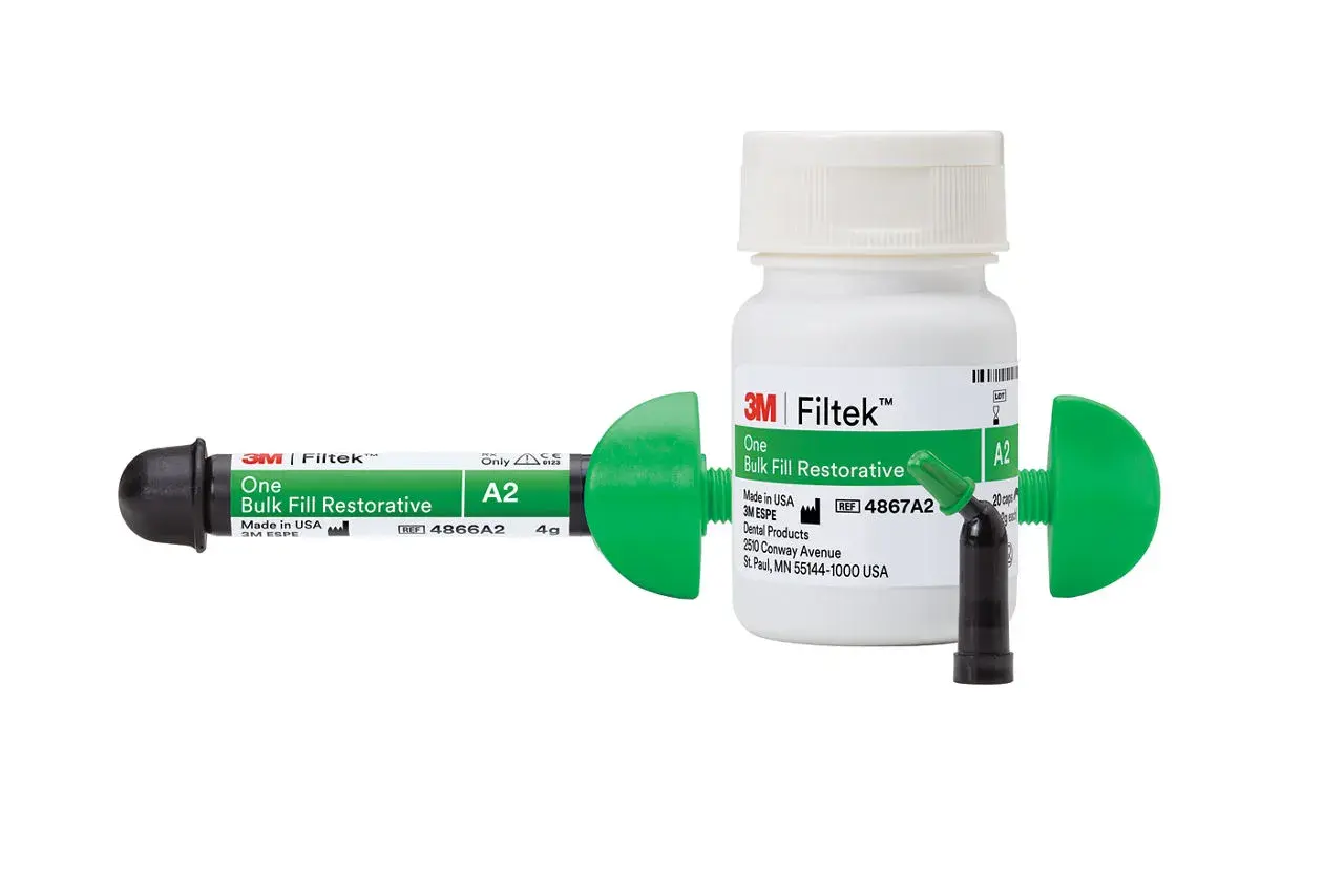 Zestaw 3M Filtek™ One Bulk Fill Restorative w odcieniu A2. Materiał do wypełnień stomatologicznych.