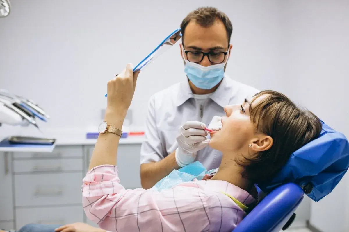 Opryszczka a dentysta: Kiedy wizyta jest bezpieczna? Uniknij ryzyka!