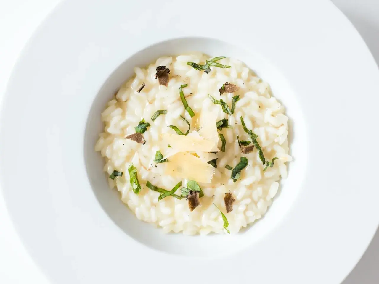 Kremowe risotto z truflami i parmezanem, idealne na białą dietę.