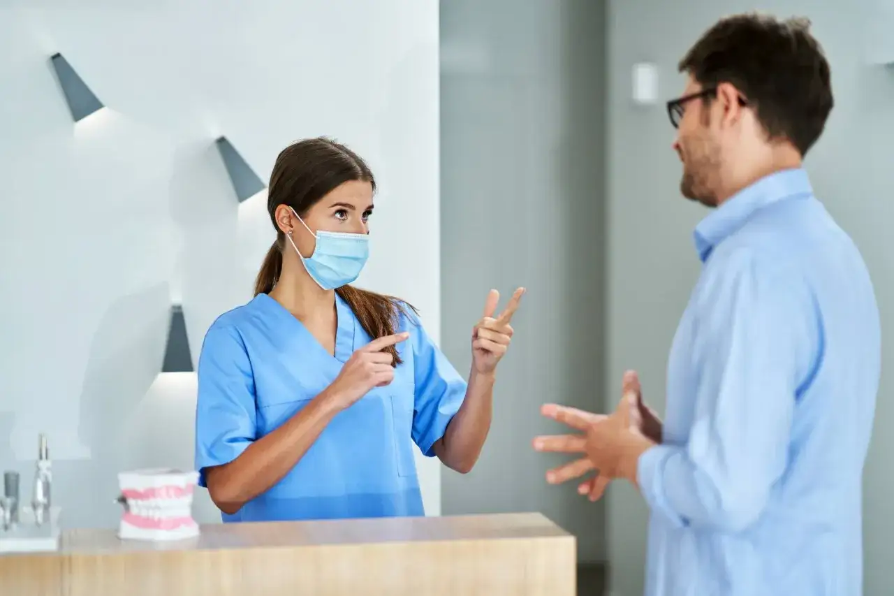 Pacjent przygotowujący dokumenty przed wizytą u dentysty