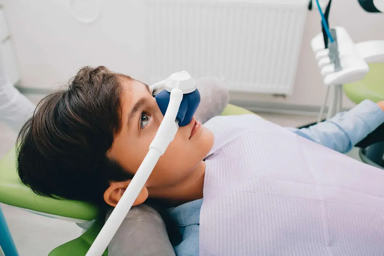 Dentysta podający gaz rozweselający pacjentowi