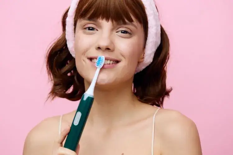 Szczoteczka soniczna z zębami i plombami