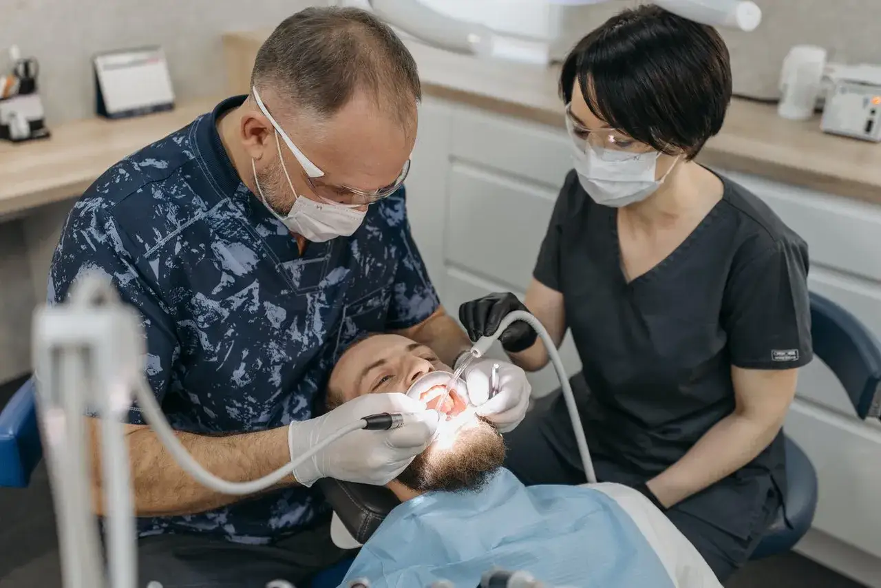 Dentysta odbudowuje ząb jedynki. Poznaj cenę odbudowy zęba jedynki i odzyskaj piękny uśmiech.