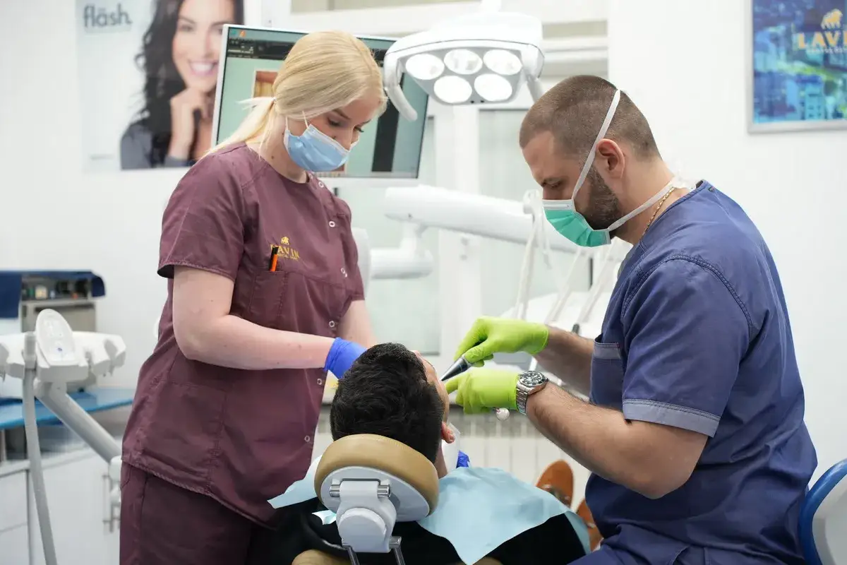 dentysta omawia opcje leczenia z pacjentem