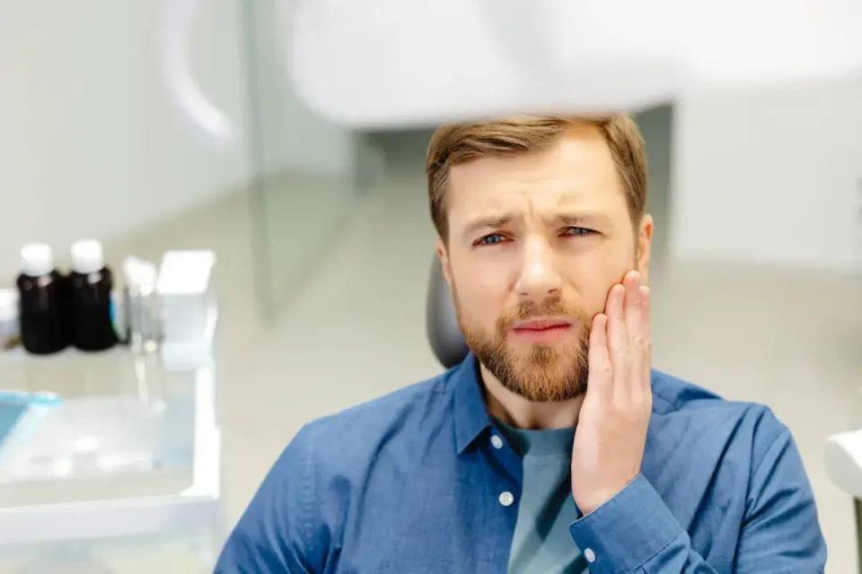 Ból po zatruciu zęba - co pomaga i kiedy do dentysty?